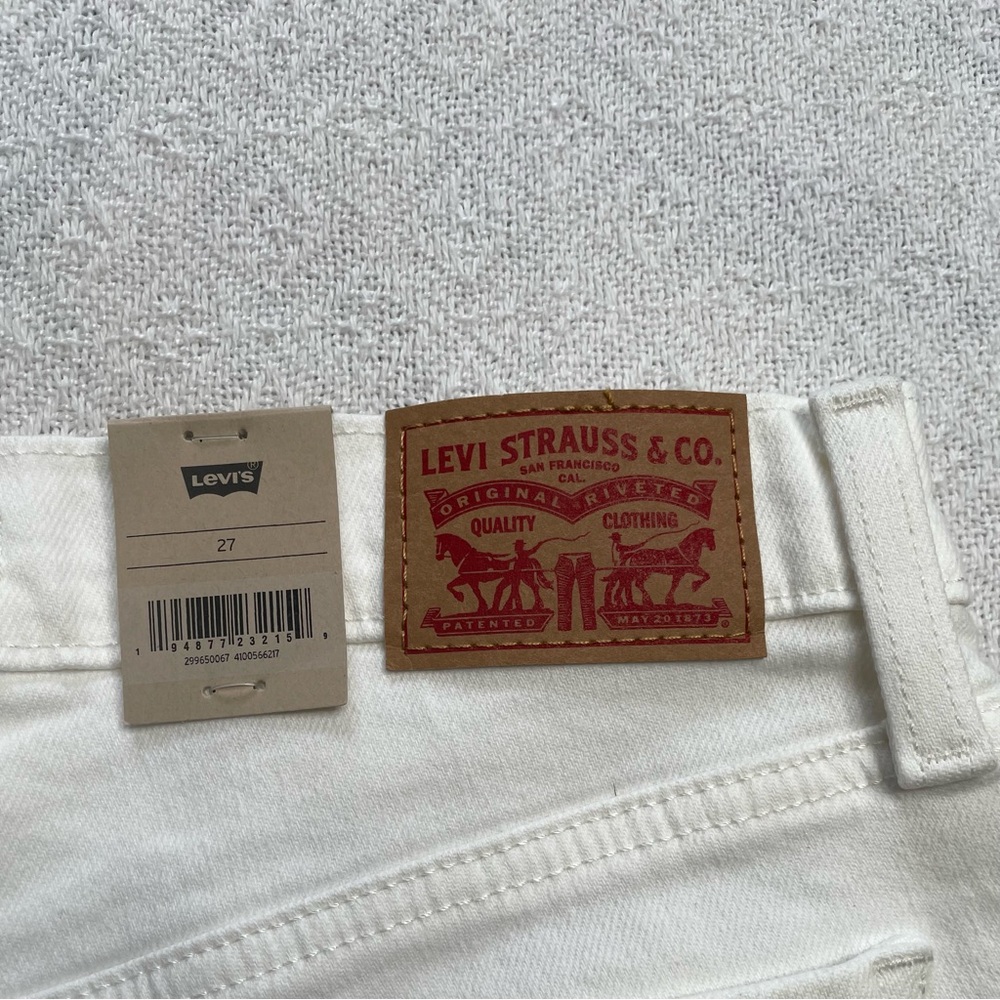 Levi's White‎ Denim Shorts with Mid Waist~ Size W 27 **NWT~ Summertime - Picture 2 of 12